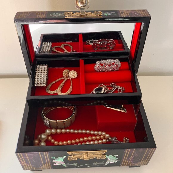 Vintage Black Lacquer Korean Jewelry/Music Box - Mother of Pearl Inlay, Brass - Picture 8 of 13